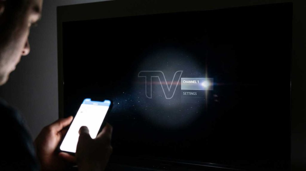  تشخیص سوختن بک لایت تلویزیون با انداختن نور چراغ قوه روی صفحه نمایش سیاه